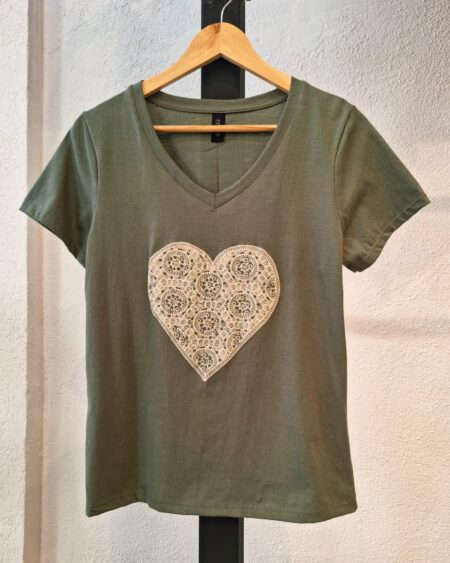 Remera V corazon crochet