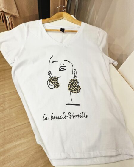 Remera cuello V rostro