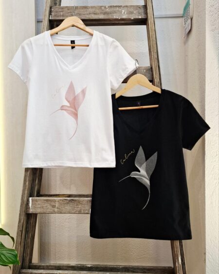 Remera cuello V colibrí