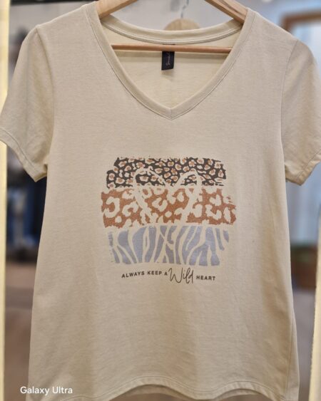Remera V wild corazon animal