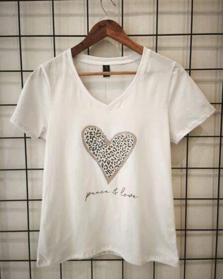 Remera clásica v Corazón print. Paz y amor